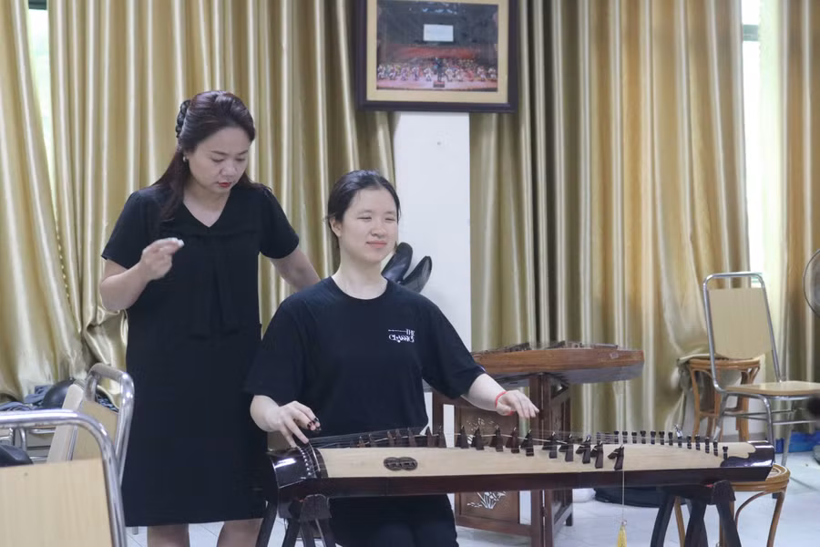 An Như luôn miệt mài luyện tập để từng ngón tay của mình được thanh thooát hơn.