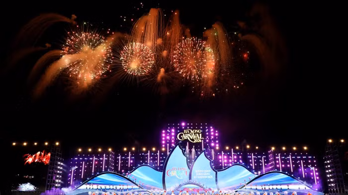 Màn pháo hoa rực rỡ tại chương trình Carnaval Hạ Long 2026.