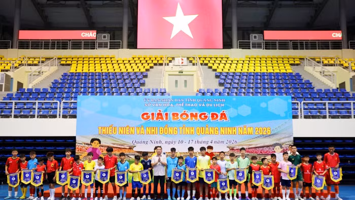 Ban tổ chức tặng cờ lưu niệm chào mừng các đoàn về dự giải.