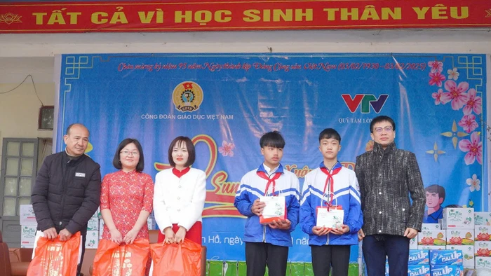 Chủ tịch Công đoàn Giáo dục Việt Nam Nguyễn Ngọc Ân tặng quà cho các thầy cô giáo và các em học sinh.