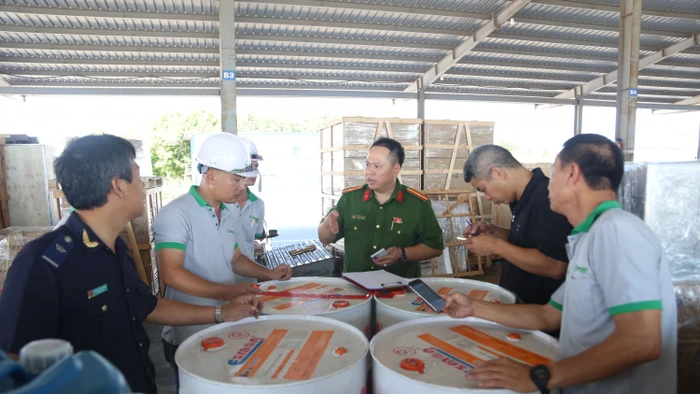 Lực lượng chức năng kiểm tra hàng hóa trên các container. Ảnh: TG