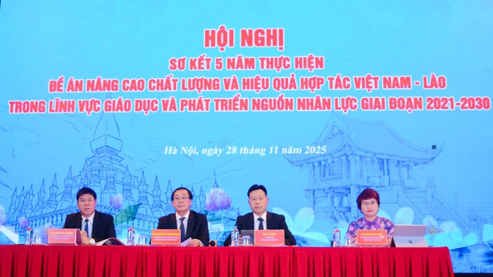 Thứ trưởng Bộ Giáo dục và Đào tạo Việt Nam Lê Quân và Thứ trưởng Bộ Giáo dục và Thể thao Lào Samlane Phankhavong đồng chủ trì hội nghị.