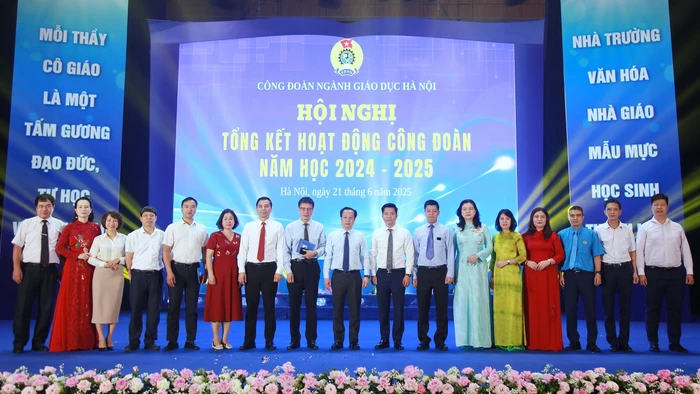 Các đại biểu chụp ảnh lưu niệm.