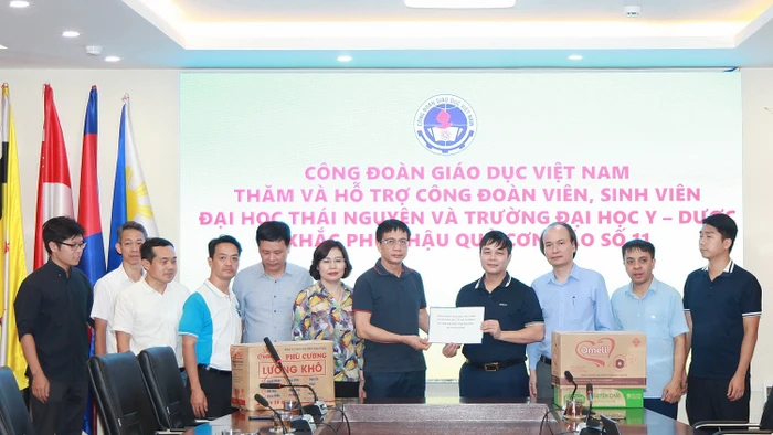 Đoàn công tác trao hỗ trợ tại Đại học Thái Nguyên.