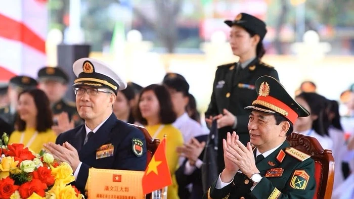 Đại tướng Phan Văn Giang, Bộ trưởng Bộ Quốc phòng Việt Nam và Thượng tướng Đổng Quân, Bộ trưởng Bộ Quốc phòng Trung Quốc thăm Trường THPT Trần Phú. Ảnh: ĐĐK 