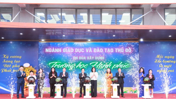 Các đại biểu thực hiện nghi thức hưởng ứng thi đua xây dựng "Trường học hạnh phúc".