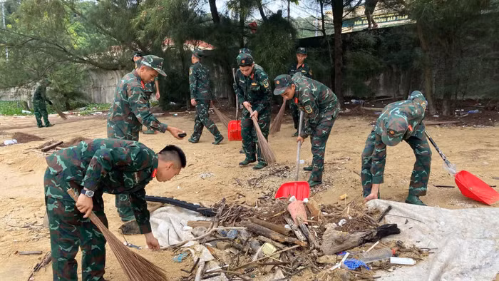 Đoàn Thanh niên các đơn vị lực lượng vũ trang đóng quân trên đảo Trần ra quân làm sạch môi trường biển.