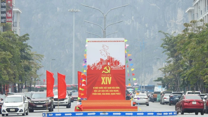 Các tuyến phố ở Quảng Ninh được trang trí trang trọng chào mừng Đại hội XIV của Đảng.