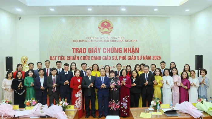 Hội đồng Giáo sư ngành Khoa học Giáo dục trao giấy chứng nhận cho các ứng viên đạt tiêu chuẩn GS, PGS năm 2025.