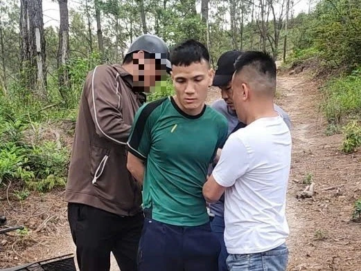 Nguyễn Văn Báo (mặc áo xanh) thời điểm bị bắt giữ.