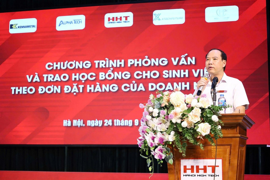 TS Lê Danh Quang – Phó Hiệu trưởng Nhà trường bày tỏ sự cảm ơn sâu sắc tới các doanh nghiệp đã tin tưởng, đồng hành cùng HHT trong đào tạo và giải quyết việc làm cho HSSV. TS Lê Danh Quang – Phó Hiệu trưởng Nhà trường bày tỏ sự cảm ơn sâu sắc tới các doanh nghiệp đã tin tưởng, đồng hành cùng HHT trong đào tạo và giải quyết việc làm cho HSSV.