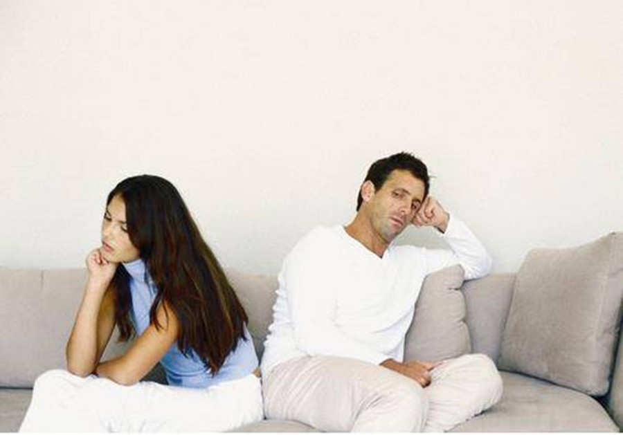 Trước khi có bằng chứng chắc chắn rằng cuộc trò chuyện của chồng có gì đó mờ ám, bạn nên tin tưởng anh ấy. (Ảnh: ITN). 2-truoc-khi-co-bang-chung.jpg