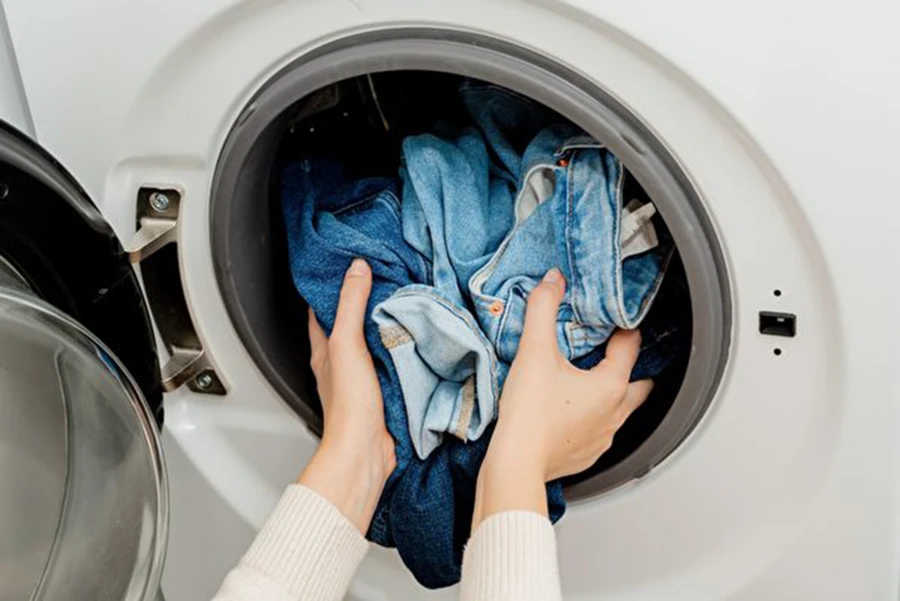 Nhiều người không nghĩ giặt quần áo là một công việc đòi hỏi kỹ thuật. (Ảnh: ITN).