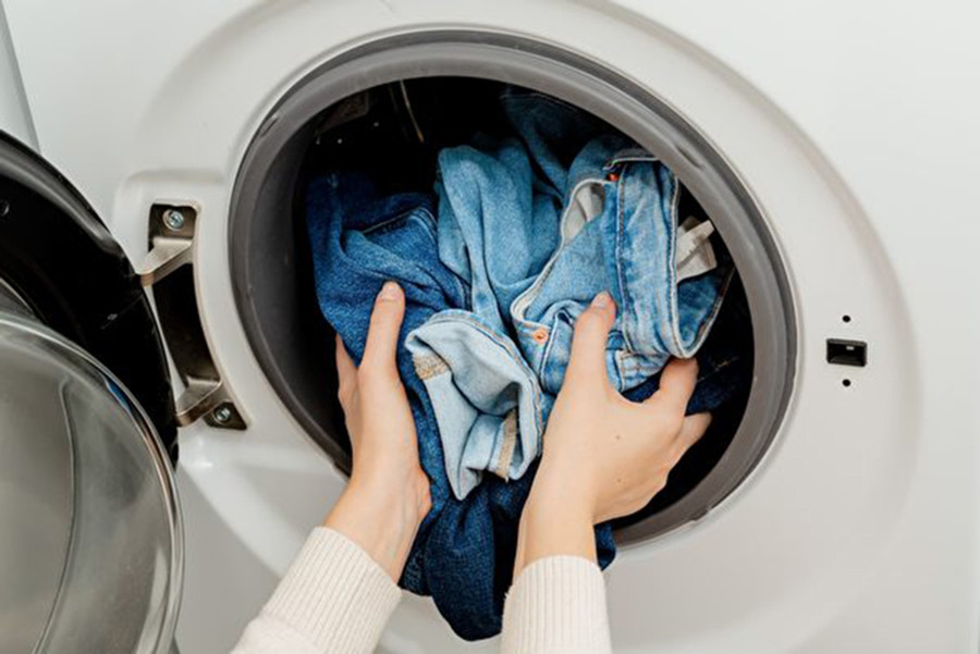 Nhiều người không nghĩ giặt quần áo là một công việc đòi hỏi kỹ thuật. (Ảnh: ITN).