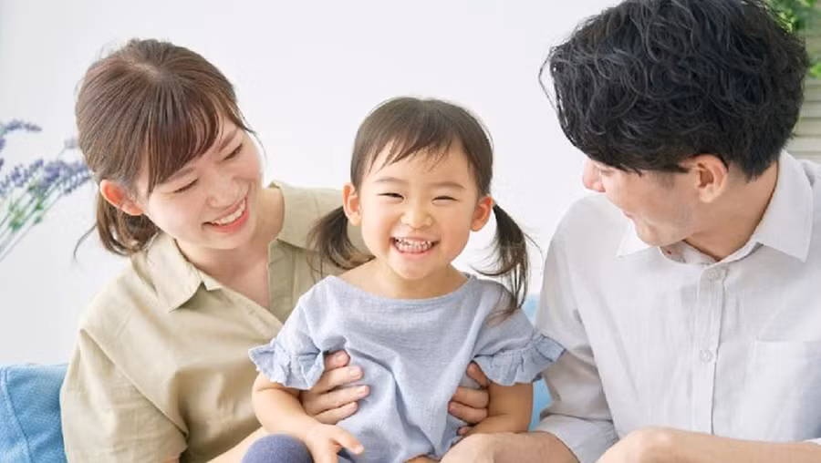 Khen ngợi con là một nhu cầu tất yếu của cha mẹ. (Ảnh: ITN)