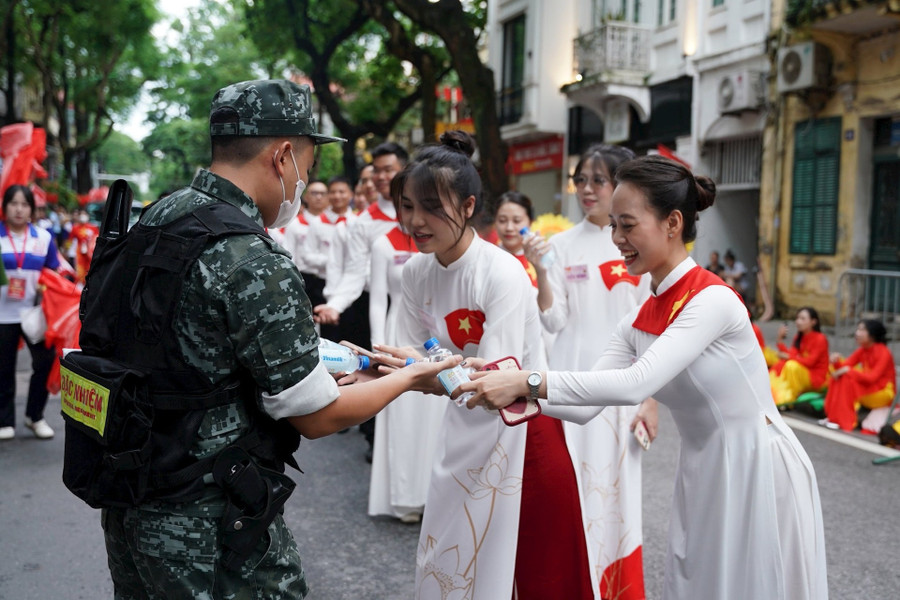 Tiếp nước giữa giờ làm nhiệm vụ.
