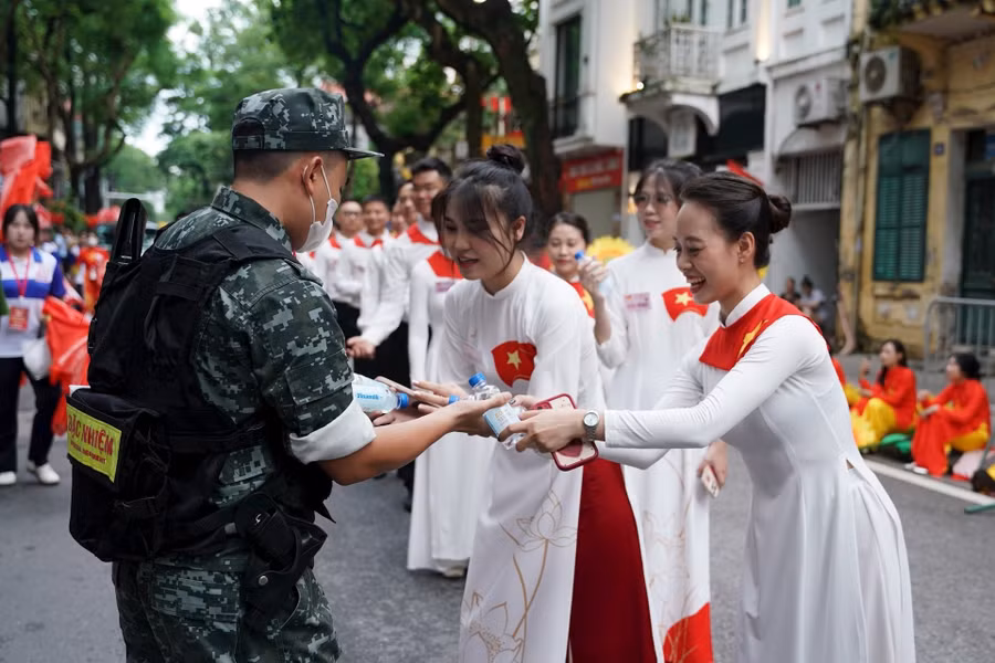 Tiếp nước giữa giờ làm nhiệm vụ.