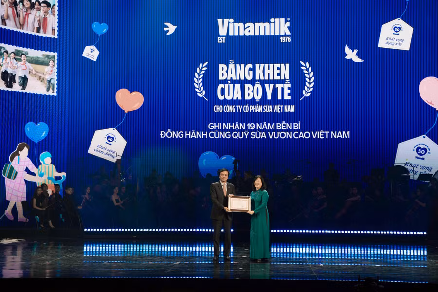 Ông Nguyễn Hạnh Phúc - Chủ tịch Hội đồng Quản trị Vinamilk - đón nhận Bằng khen của Bộ Y tế từ Bộ trưởng Đào Hồng Lan tại chương trình nghệ thuật đặc biệt "50 năm - Phụng sự khát vọng Việt". (Ảnh: Minh Anh).