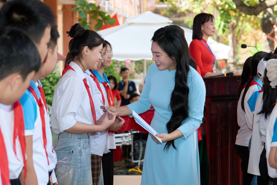 Chương trình trao tặng 90 suất học bổng “Nghị lực Thép” tiếp sức ước mơ đến trường cho học sinh vượt khó học giỏi image005.jpg