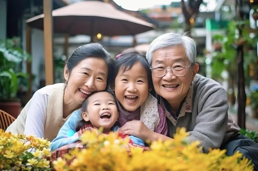 Khi gặp khó khăn, người cao tuổi cần dựa vào gia đình. (Ảnh: ITN)
