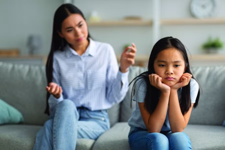 Cha mẹ của những gia đình có thu nhập tốt thường bận rộn với công việc và không dành nhiều thời gian cho con cái. (Ảnh: ITN).