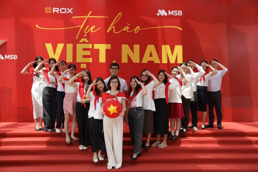 Sắc đỏ thiêng liêng gắn kết các thế hệ tại “bức tường yêu nước”. Sắc đỏ thiêng liêng gắn kết các thế hệ tại “bức tường yêu nước”.