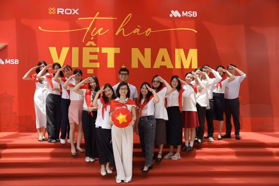 Sắc đỏ thiêng liêng gắn kết các thế hệ tại “bức tường yêu nước”.