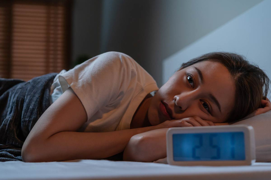 Thức khuya không chỉ gây hại cho giấc ngủ mà còn ảnh hưởng đến chế độ ăn uống và khả năng phán đoán của não bộ. (Ảnh: ITN)