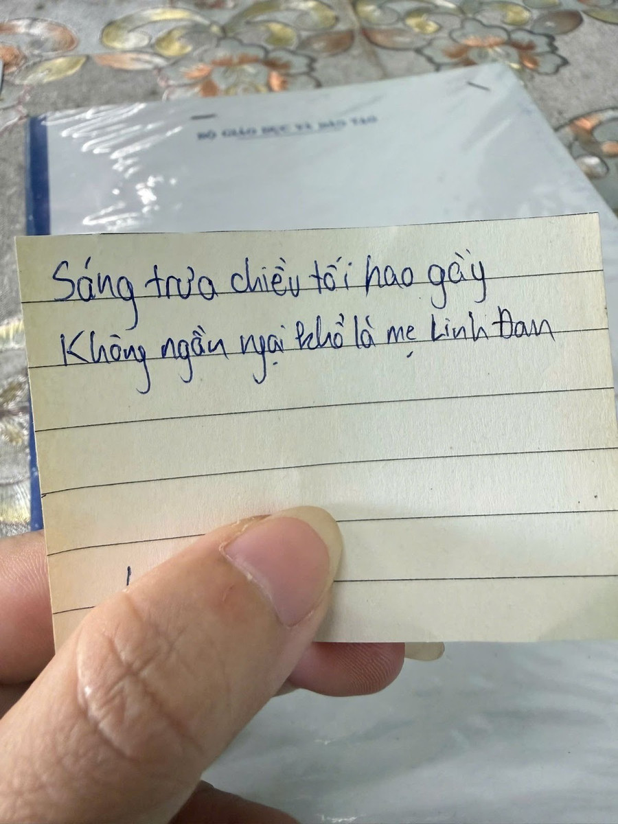 Một câu thơ ngắn gọn mà xúc động trào dâng học sinh viết về mẹ mình. Ảnh: NVCC