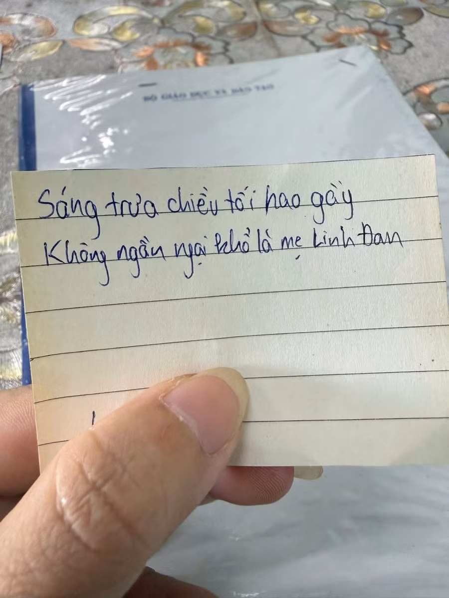 Một câu thơ ngắn gọn mà xúc động trào dâng học sinh viết về mẹ mình. Ảnh: NVCC
