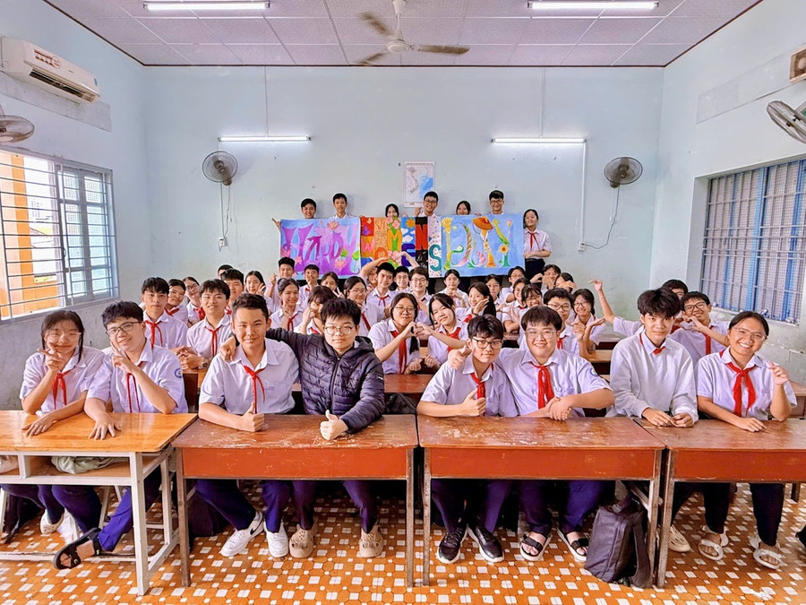 Tập thể lớp 8/1 trước thềm 8/3. Ảnh: Nhân vật cung cấp