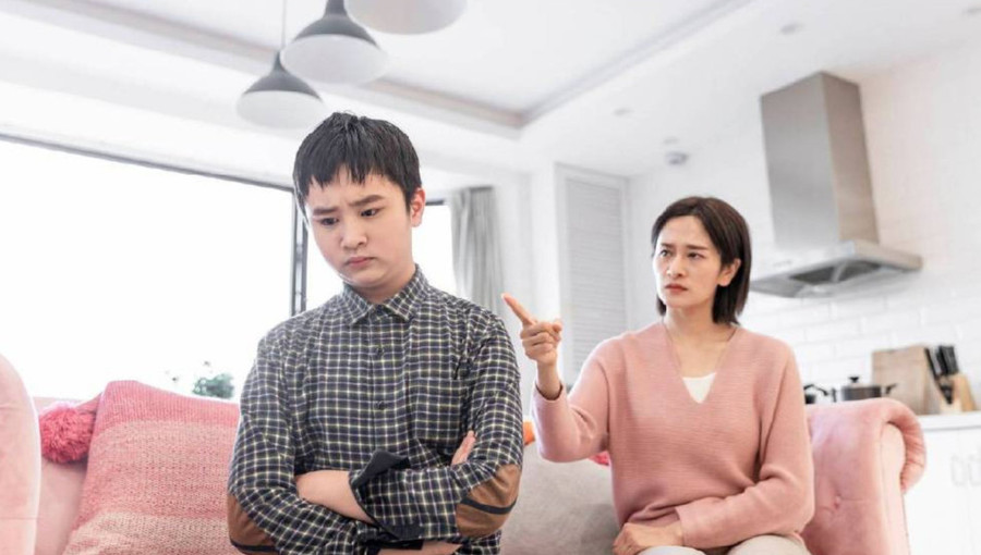 Nếu cha mẹ lúc trẻ thiên vị một đứa con, bỏ qua cảm xúc của những đứa con khác, sẽ dễ dàng dẫn đến sự chia rẽ trong gia đình. (Ảnh: ITN).
