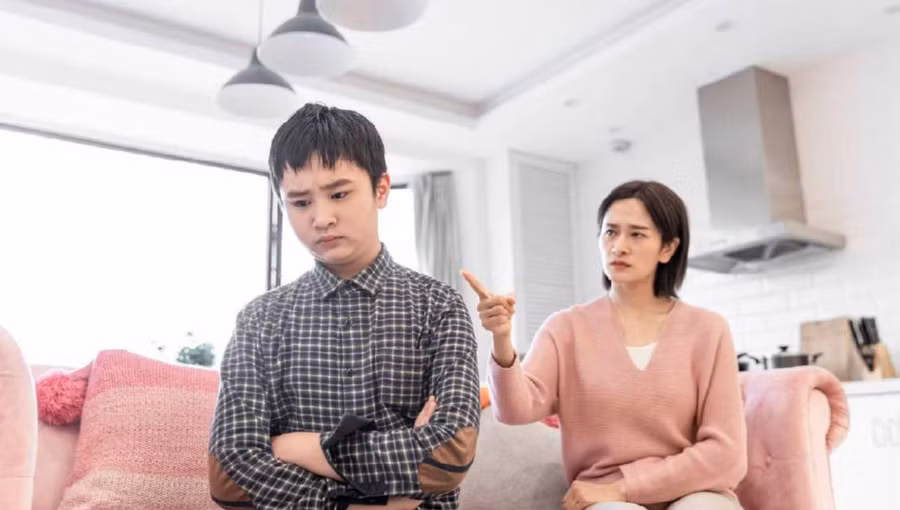 Nếu cha mẹ lúc trẻ thiên vị một đứa con, bỏ qua cảm xúc của những đứa con khác, sẽ dễ dàng dẫn đến sự chia rẽ trong gia đình. (Ảnh: ITN).