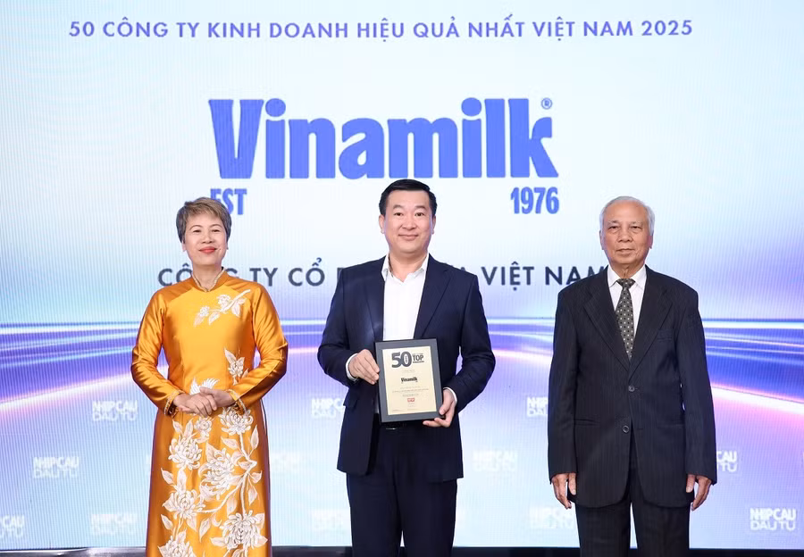Đại diện Vinamilk - ông Đỗ Thanh Tuấn, Giám đốc Đối ngoại nhận vinh danh Top 50 Công ty kinh doanh hiệu quả nhất Việt Nam 2025 – (Ảnh: Nguyễn Hoàng)