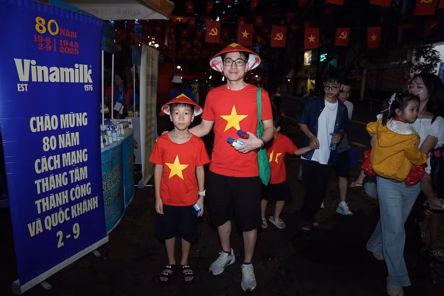 Từ tờ mờ sáng, 15 điểm tiếp ứng dinh dưỡng của Vinamilk dọc các tuyến đường trọng yếu đã tấp nập người dân ghé qua. Từ người lớn cho đến trẻ con, ai cũng háo hức đón chờ thời khắc thiêng liêng - Lễ diễu binh diễu hành kỷ niệm 80 năm Quốc khánh 2/9.