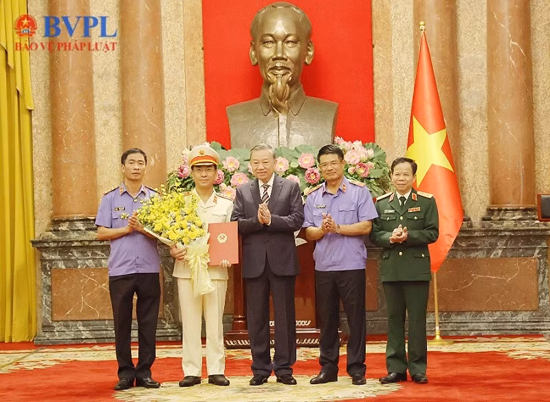 Tổng Bí thư, Chủ tịch nước Tô Lâm và Lãnh đạo Viện KSND tối cao chúc mừng ông Hồ Đức Anh được bổ nhiệm giữ chức vụ Phó Viện trưởng Viện KSND tối cao.
