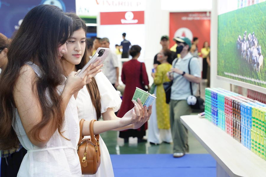 Các bạn trẻ đặc biệt yêu thích không gian trưng bày và trải nghiệm của Vinamilk.