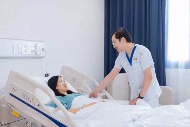 Chị Bùi Thị Dung cũng vừa trải qua ca phẫu thuật nội soi tạo hình sụn chêm tại Vinmec Ocean Park 2. Trước đó, chị bị rách phức tạp sụn chêm ngoài gối trái dạng quai xách. “Tôi không cảm thấy lo lắng chút nào vì được phẫu thuật với các giáo sư, bác sĩ đầu ngành. Các bạn điều dưỡng luôn bên cạnh, giải thích cặn kẽ để tôi yên tâm”, chị chia sẻ.