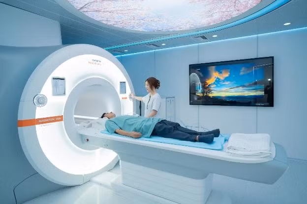 Bệnh viện được đầu tư đồng bộ hệ thống thiết bị chẩn đoán hình ảnh hiện đại, hướng tới sàng lọc sớm và điều trị chính xác. Nổi bật là hệ thống MRI 3.0 Tesla MAGNETOM Vida XT (Siemens Healthineers, Đức) lần đầu tiên có mặt tại Việt Nam, CT 512 lát cắt (GE Healthcare, Mỹ)… hỗ trợ bác sĩ tầm soát và chẩn đoán chính xác hơn.