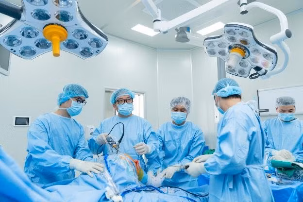 Ca phẫu thuật tái tạo dây chằng cho Phan do GS.TS.BS Trần Trung Dũng - Chuyên gia đầu ngành về Chấn thương chỉnh hình, Tổng Giám đốc Hệ thống Y tế Vinmec - cùng ThS.BS Tô Đông Kha - Bác sĩ Y học thể thao, Trung tâm Chấn thương chỉnh hình &amp; Cơ xương khớp Bệnh viện Vinmec Ocean Park 2 - trực tiếp thực hiện. Bệnh viện sở hữu hệ thống trang thiết bị hiện đại với định hướng phát triển mũi nhọn Chấn thương chỉnh hình - Cơ xương khớp.