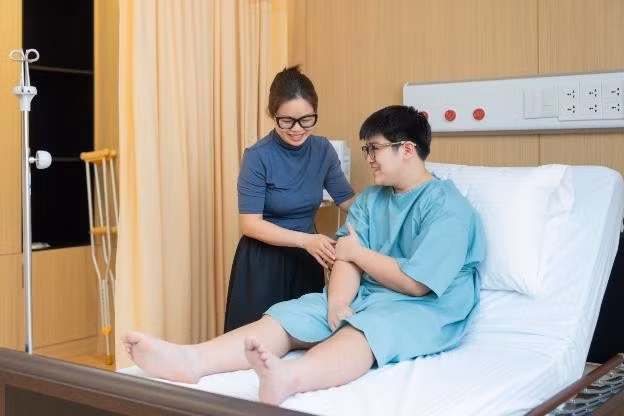 Bệnh nhân Nguyễn Hà Phan (17 tuổi) được chẩn đoán chấn thương khớp gối trái và đứt dây chằng chéo trước trong một lần chơi bóng ở trường. Sau khi tìm hiểu và biết Trung tâm Chấn thương chỉnh hình - Y học thể thao Vinmec từng điều trị thành công cho nhiều cầu thủ nổi tiếng, chị Vân - mẹ bệnh nhân - quyết định đưa con đến Vinmec Ocean Park 2 chữa trị.