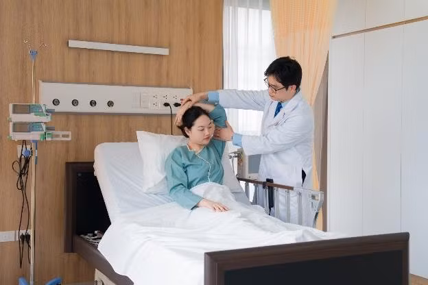 Với quy mô đầu tư hơn 1.400 tỷ đồng, Vinmec Ocean Park 2 là một trong những bệnh viện tiên phong phát triển mô hình tích hợp điều trị - phục hồi - an dưỡng tại Việt Nam, chuyển từ “chữa bệnh đơn thuần” sang “chăm sóc toàn diện”.