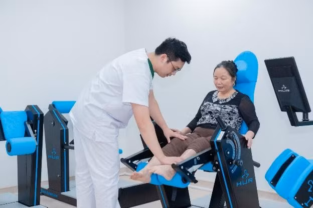 “Tôi bất ngờ vì thủ tục rất nhanh gọn, vừa đến là được hướng dẫn tập ngay trong buổi sáng. Các bạn kỹ thuật viên luôn theo sát và hỗ trợ rất tận tình, giúp tôi yên tâm hơn trong quá trình hồi phục. Chỉ cần như vậy, tôi đã thấy nhẹ nhõm hơn rất nhiều, cảm giác nặng nề do bệnh tật cũng vơi đi”, bà Tình chia sẻ.