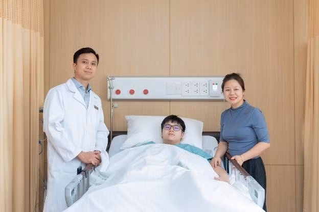 Sức khỏe của Phan phục hồi tốt, các chỉ số ổn định và không ghi nhận biến chứng sau mổ. “Khi bị chấn thương, em gần như không đi lại được nên sinh hoạt rất bất tiện. Nhưng khi vào viện, em thấy các bác sĩ và anh chị điều dưỡng rất thân thiện, chăm sóc tận tình nên em cảm thấy yên tâm hơn, không còn lo lắng gì nữa”, Phan chia sẻ.