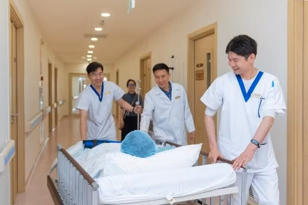 Trong suốt quá trình từ trước, trong và sau mổ, đội ngũ bác sĩ, điều dưỡng luôn sát sao, thường xuyên hỏi han, chăm sóc tỉ mỉ, giúp người bệnh giảm bớt lo lắng, ổn định tinh thần và góp phần nâng cao hiệu quả điều trị.