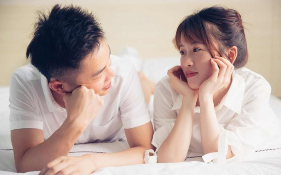 Cuộc sống và tình yêu nhỏ bé đan xen vào nhau, từ từ kéo tình yêu xuống, thứ cảm xúc màu hồng dần bị chìm trong cuộc sống bình thường. (Ảnh: ITN)