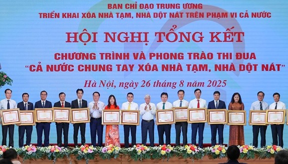 Phó Tổng giám đốc SHB Ninh Thị Lan Phương (áo dài cam đỏ) đại diện Ngân hàng nhận Bằng khen của Thủ tướng Chính phủ.