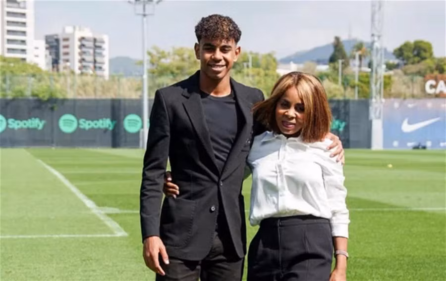 2. Than dong bong da Lamine Yamal va me.jpg