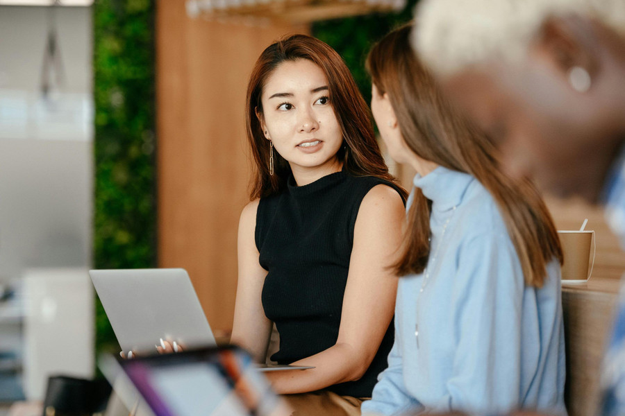 Ở bên cạnh một người ái kỷ có thể khiến bạn khó chịu đến phát điên. (Ảnh: ITN).