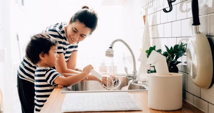 Người lớn cần hướng dẫn trẻ phát triển thói quen làm việc và nghỉ ngơi tốt. (Ảnh: ITN).